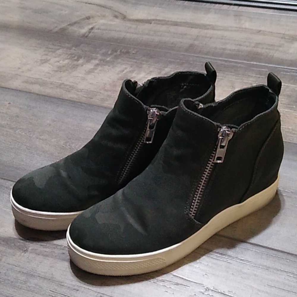 Steve Madden Wedgies booties sneakers in Green Camo size 7.5
